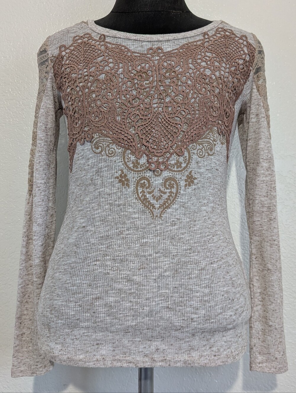 Vintage VENUS Long Sleeve Tee with Taupe Lace Appliqué Size Medium